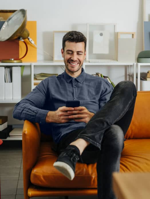 homme sur un canapé orange