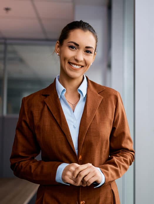 femme en costume orange