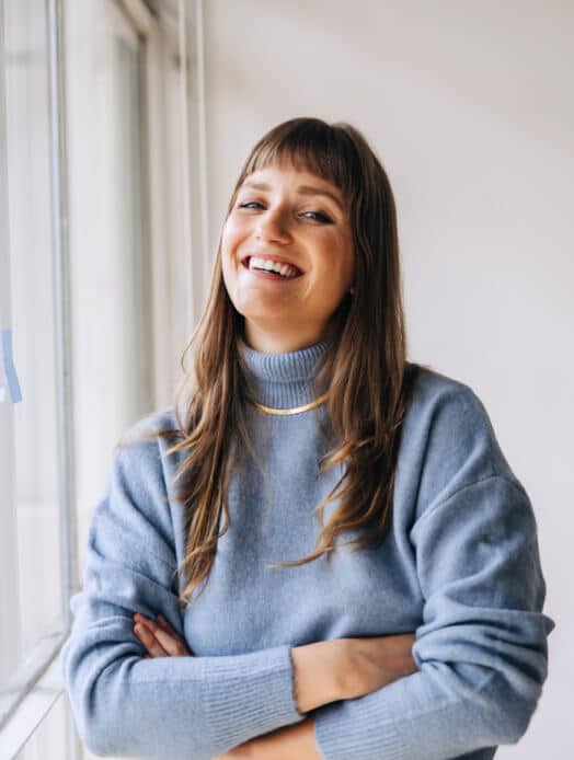 jeune femme en pull bleu